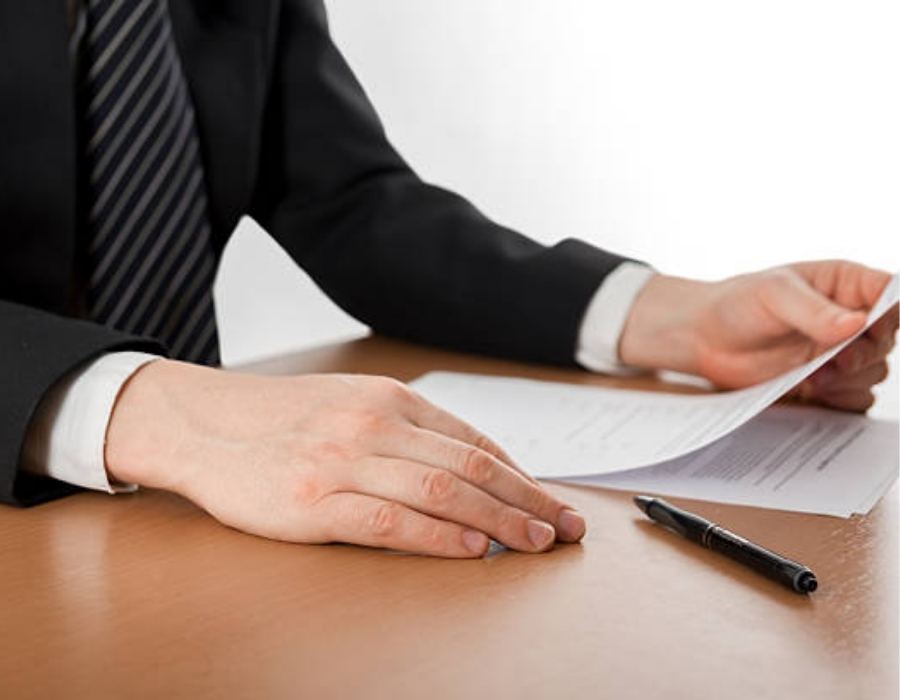 timeshare lawyer reviewing timeshare contract