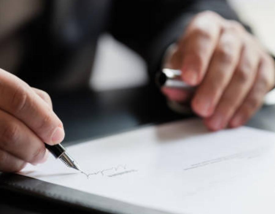 timeshare lawyer signing a timeshare contract