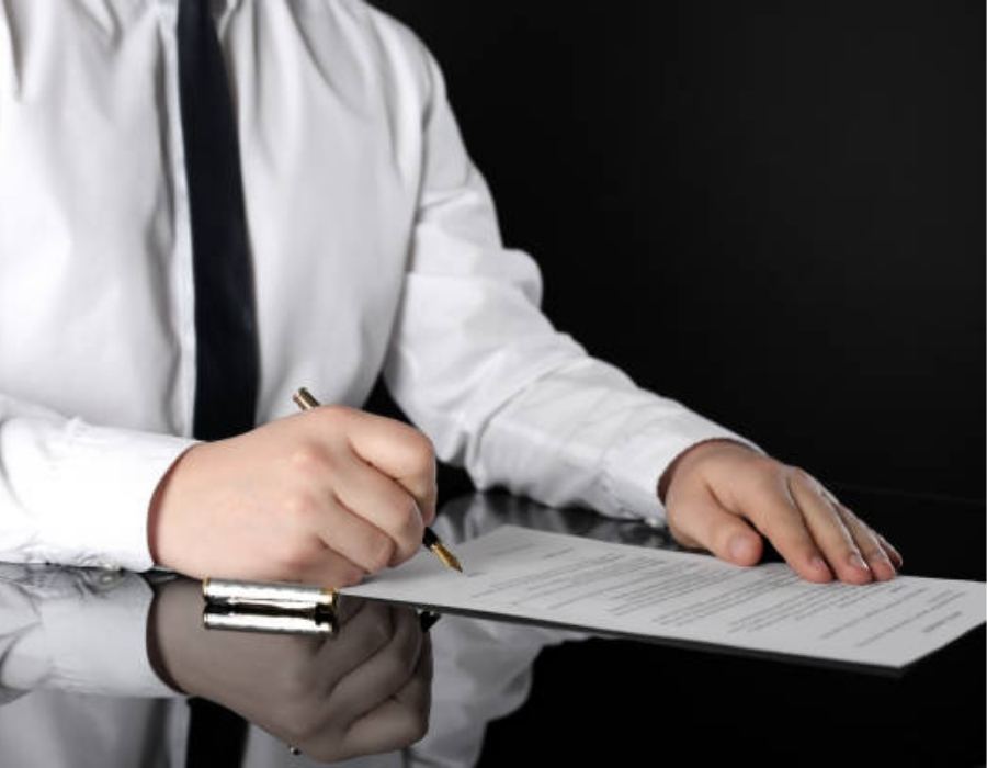 timeshare lawyer reviewing timeshare contract