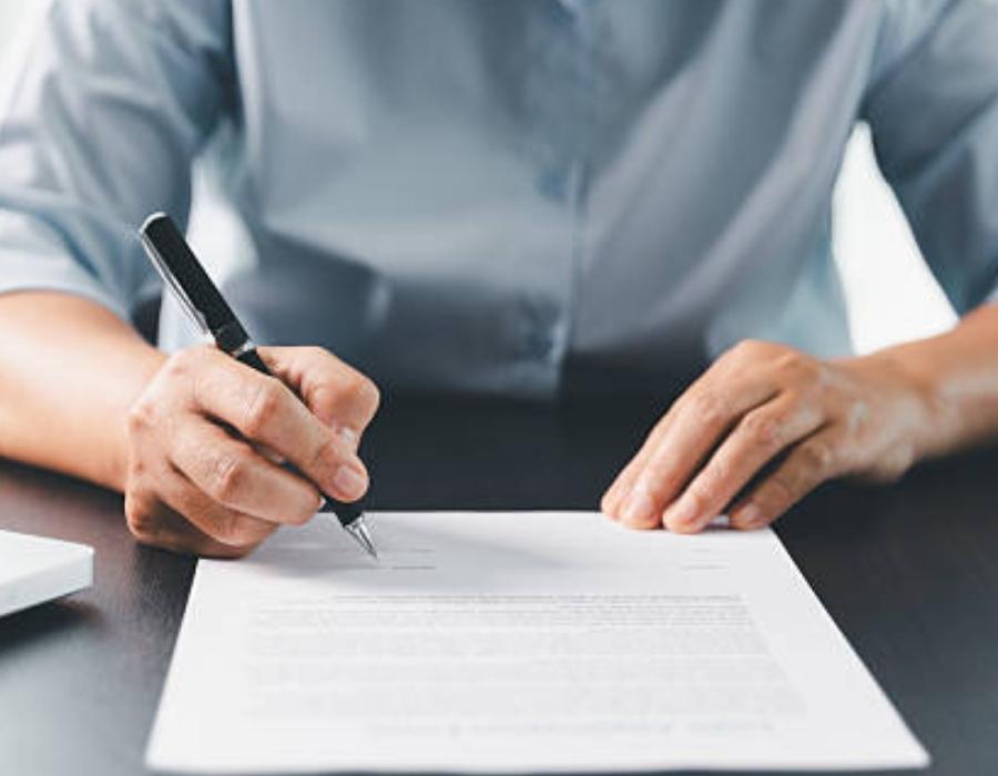 timeshare lawyer signing a timeshare contract