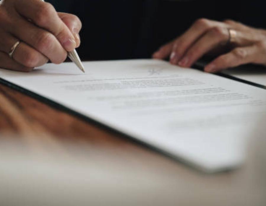 timeshare lawyer singing a timeshare contract