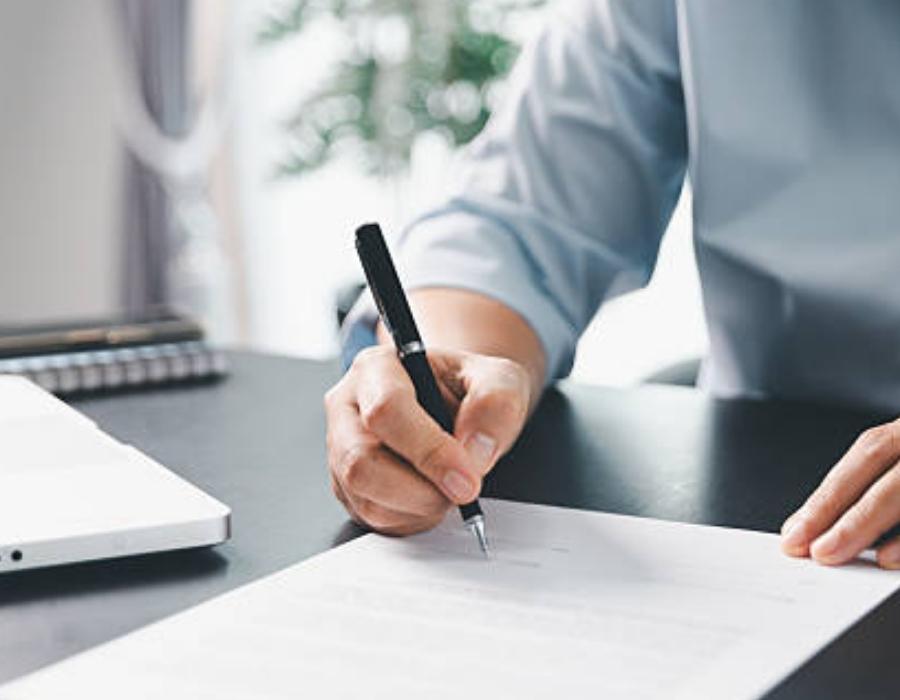 timeshare lawyer signing a timeshare contract