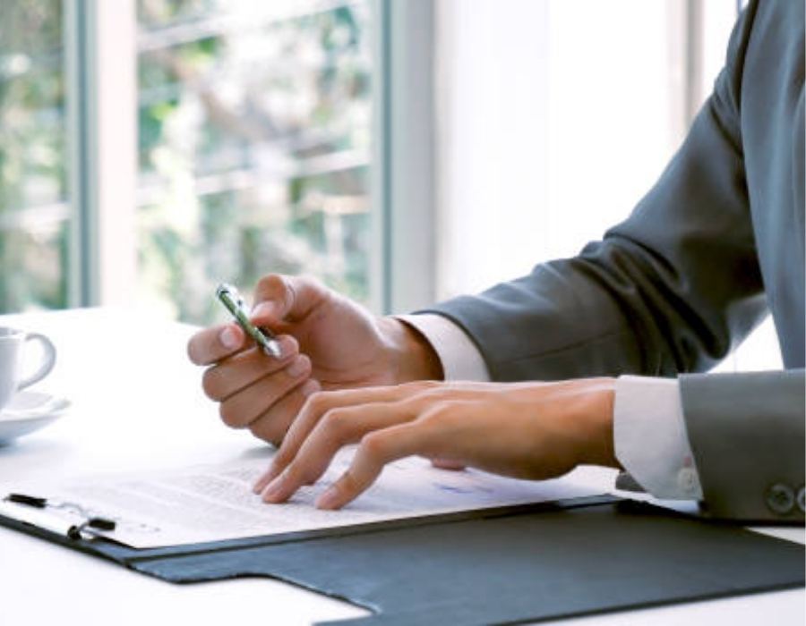 timeshare lawyer reviewing timeshare contract