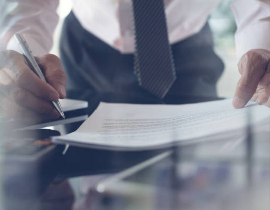 timeshare lawyer reviewing timeshare contract