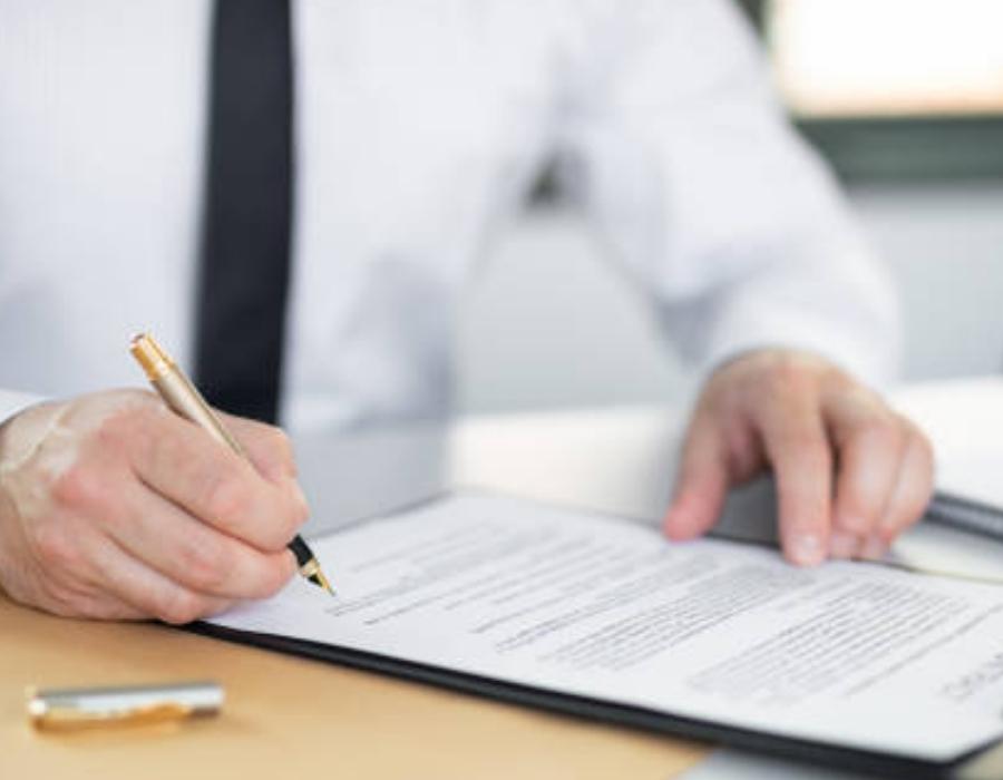 timeshare lawyer signing a timeshare contract