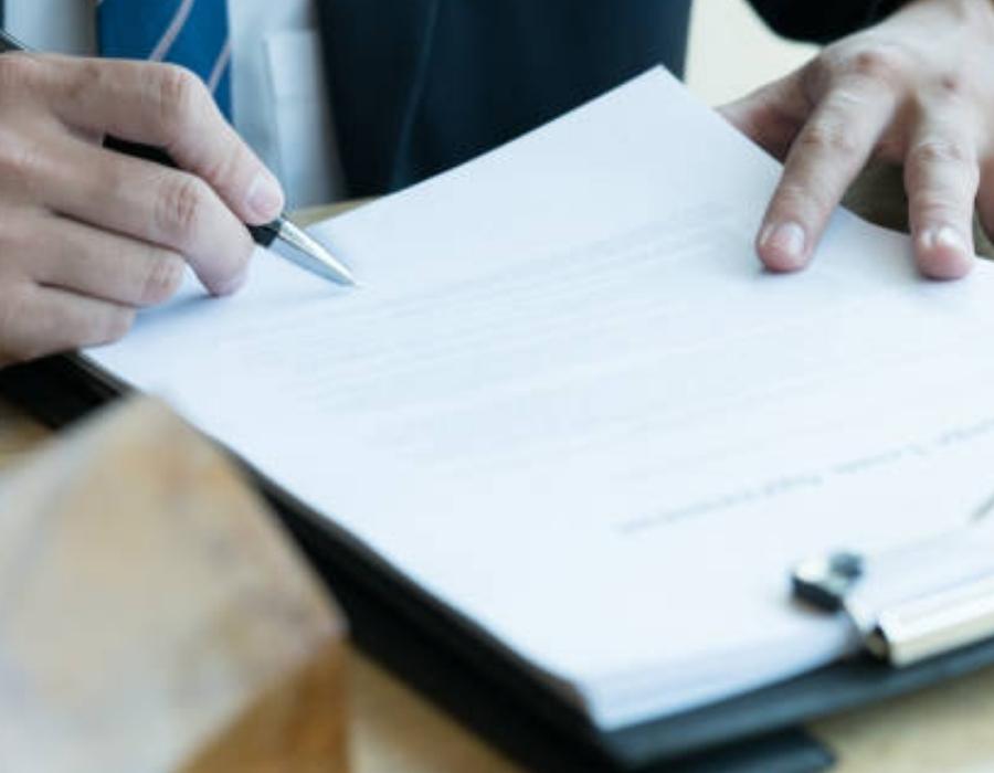 timeshare lawyer signing a timeshare contract