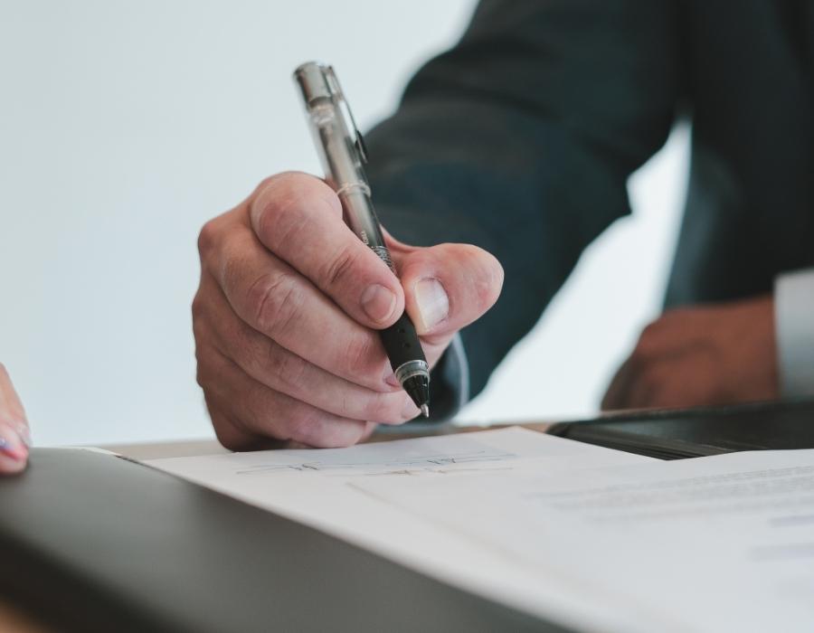 timeshare lawyer signing a timeshare contract