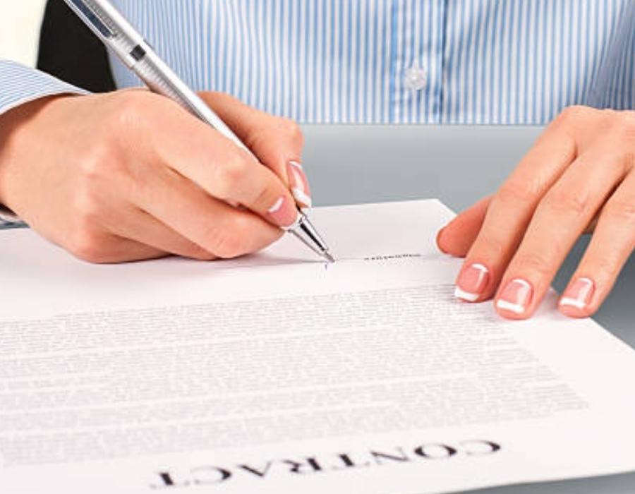 timeshare lawyer signing a timeshare contract