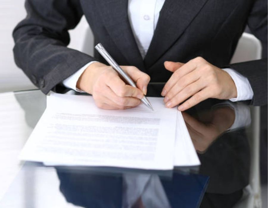 timeshare lawyer reviewing timeshare contract