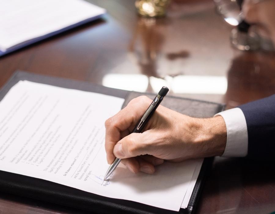 timeshare lawyer signing a timeshare contract