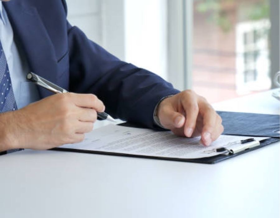 timeshare lawyer reviewing timeshare contract