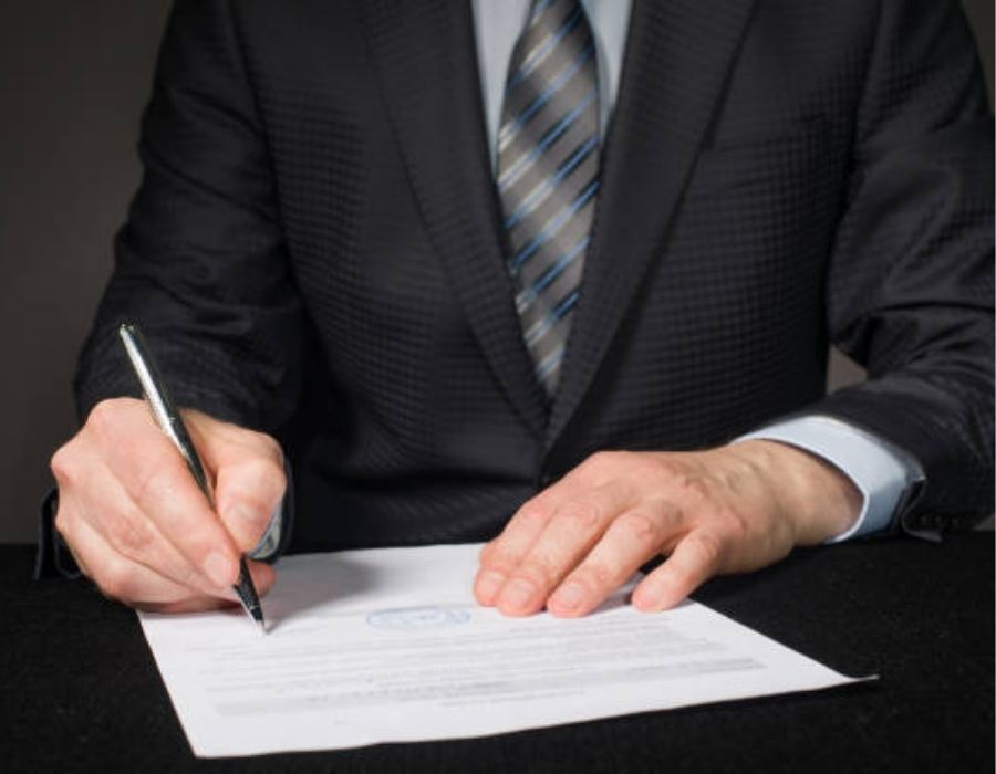 timeshare lawyer reviewing timeshare contract