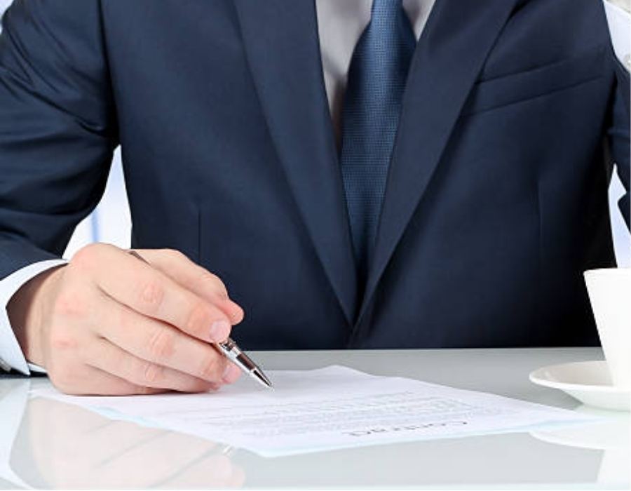 timeshare lawyer signing a timeshare contract