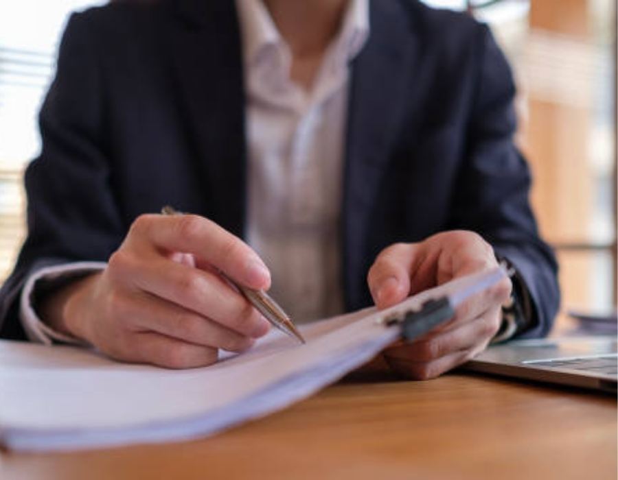 timeshare lawyer reviewing timeshare contract