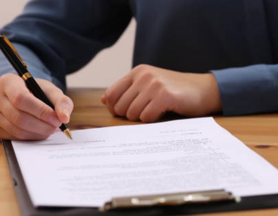 timeshare lawyer signing a timeshare contract