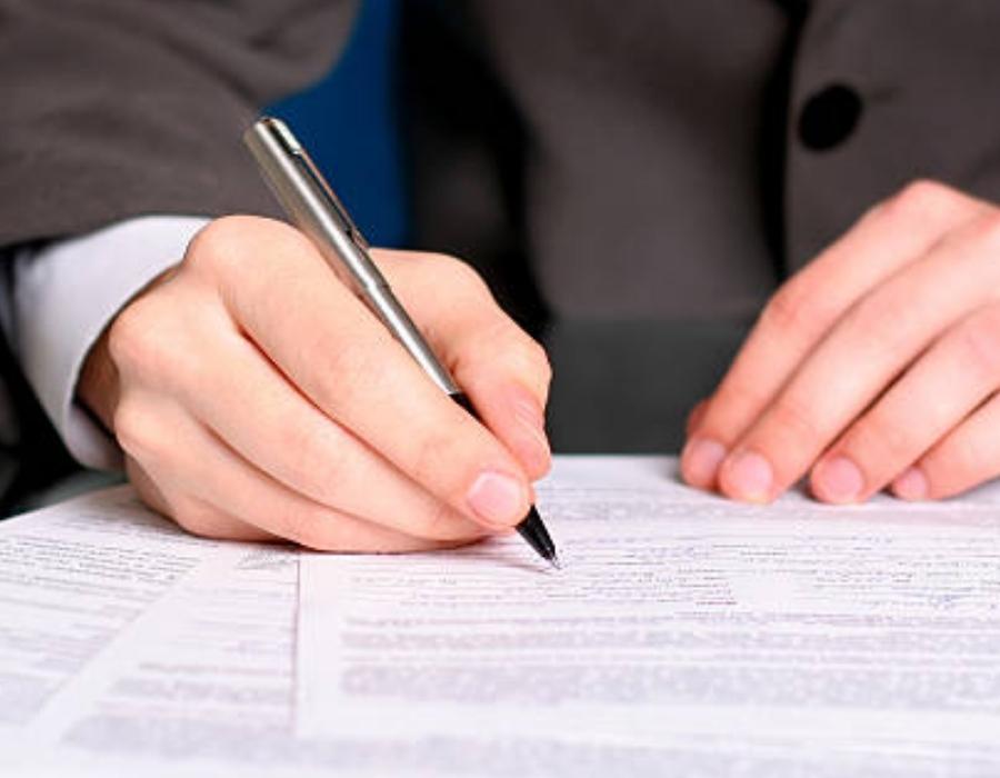 timeshare lawyer signing a timeshare contract