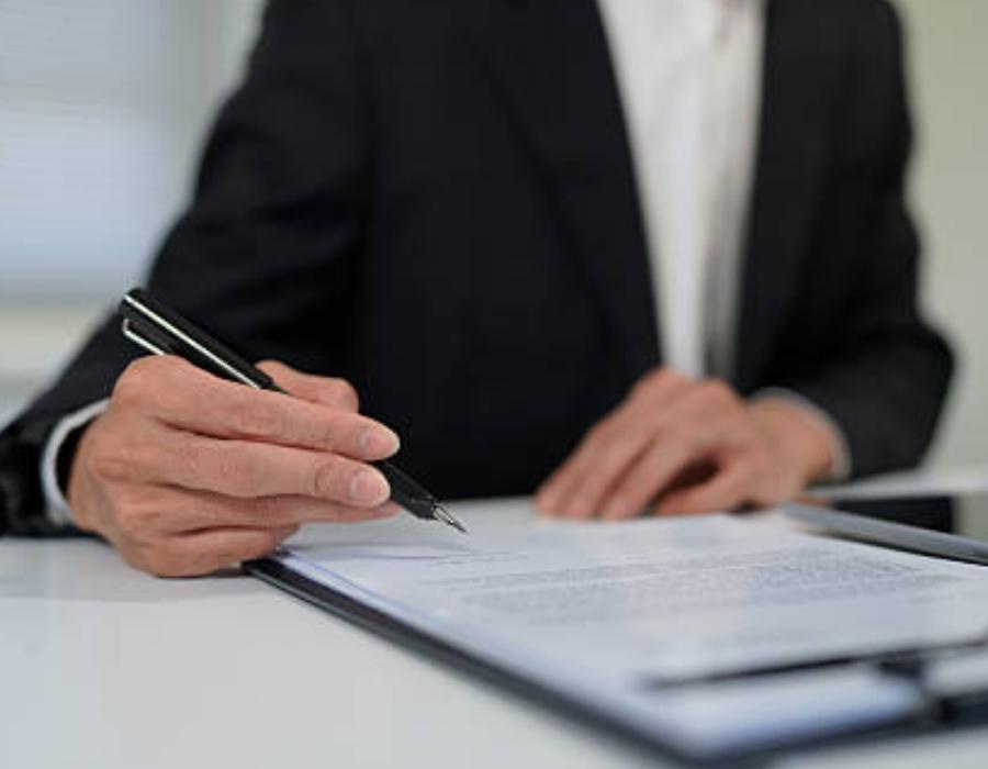timeshare lawyer signing a timeshare contract