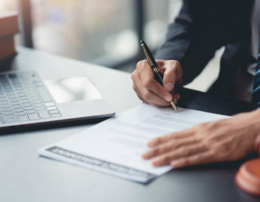 timeshare lawyer signing a timeshare contract