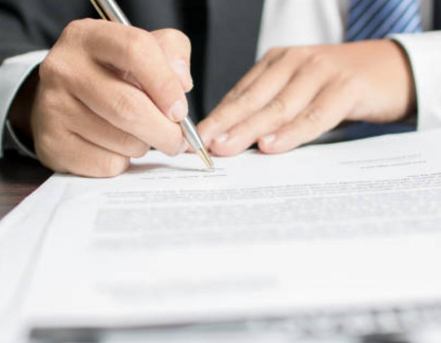 timeshare lawyer signing a timeshare contact