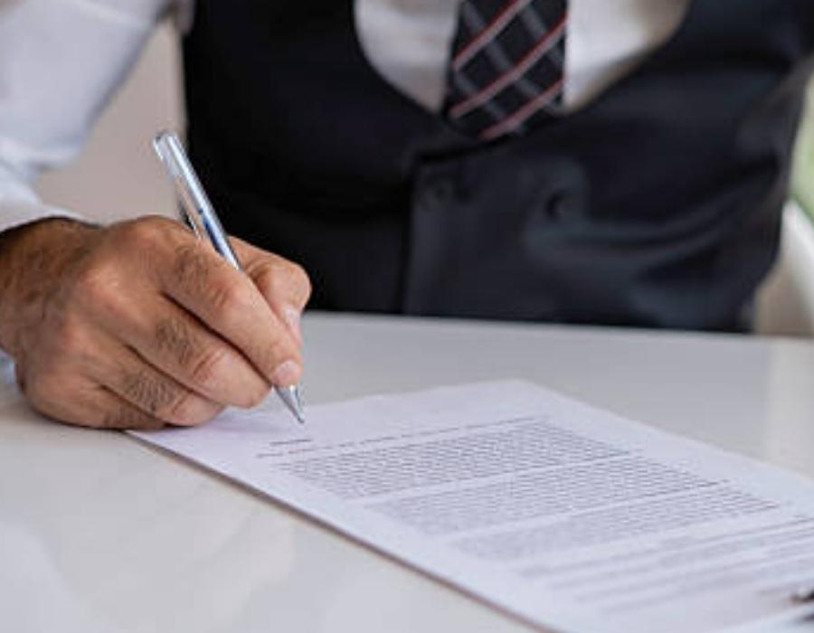 timeshare lawyer signing a timeshare contract