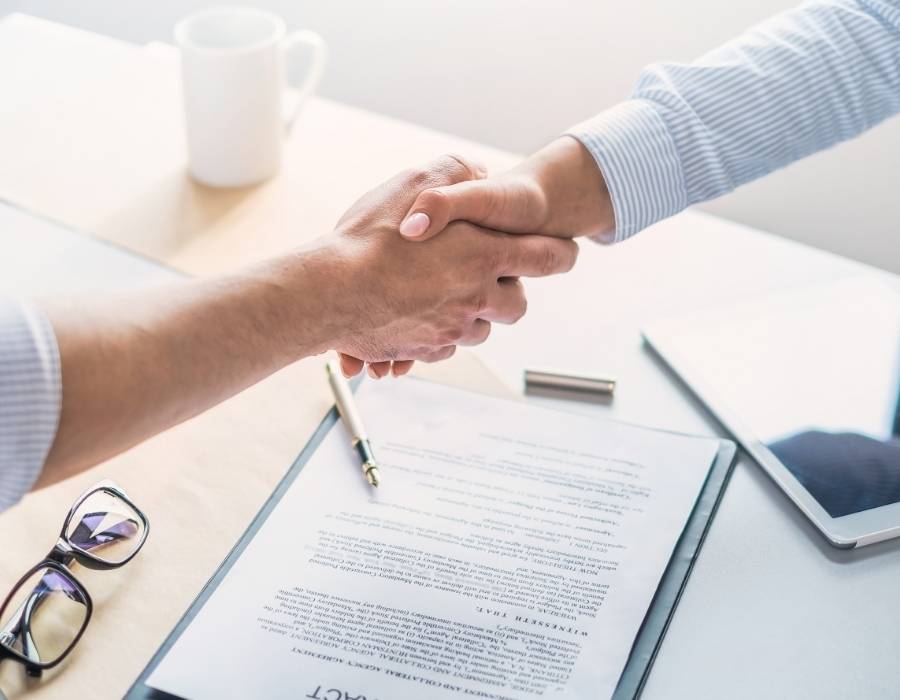 timeshare lawyer shaking hands with client for a timeshare cancellation