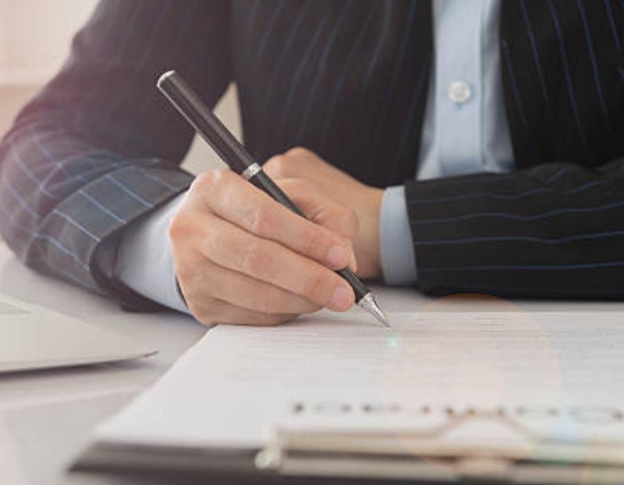 timeshare lawyer signing a timeshare contract