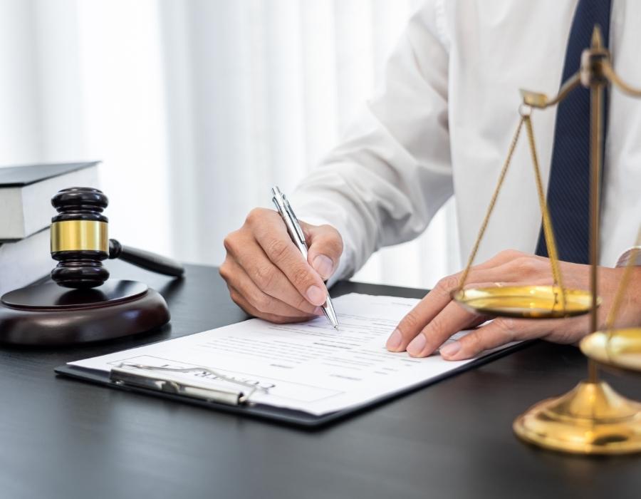 timeshare lawyer signing a timeshare contract