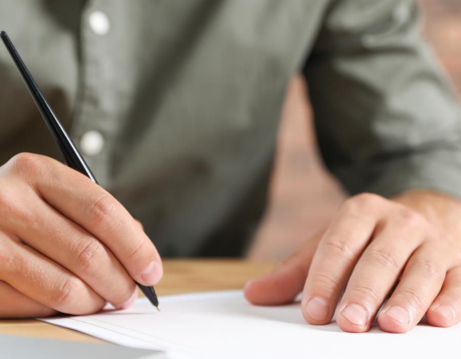 timeshare lawyer signing a timeshare contract