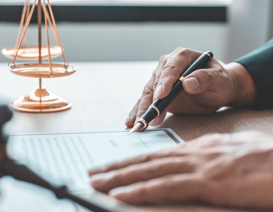 timeshare lawyer signing a timeshare contract