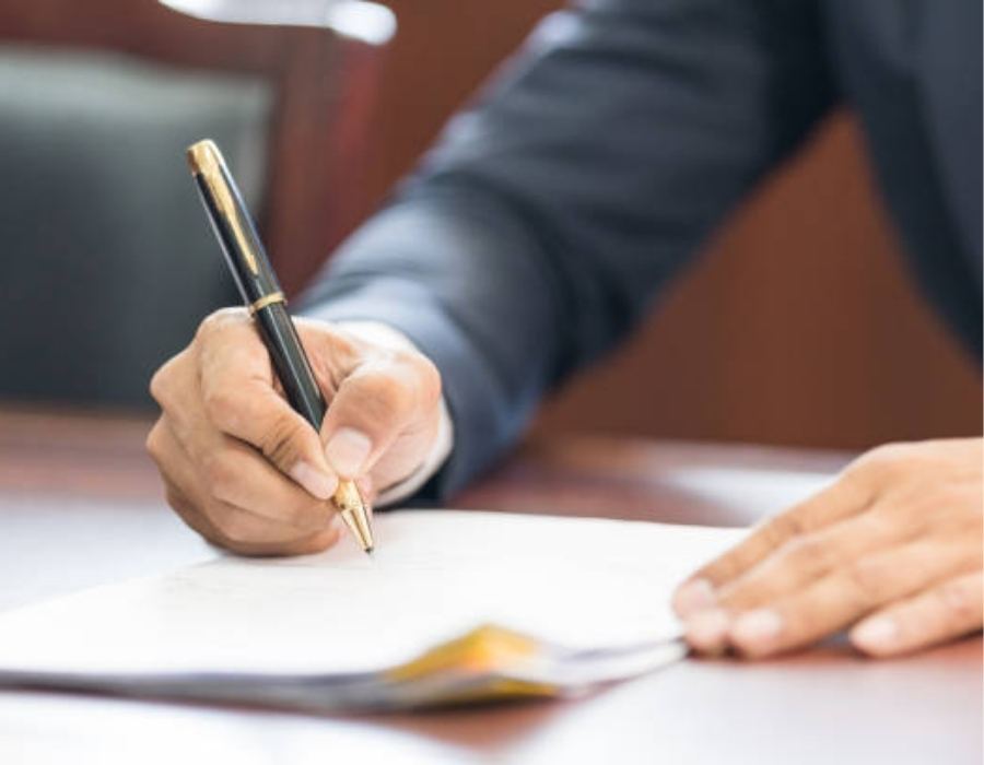 timeshare lawyer reviewing timeshare contract