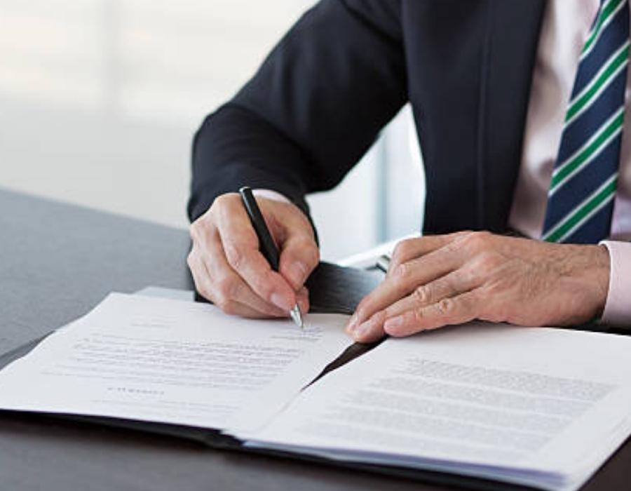 timeshare lawyer signing a timeshare contract