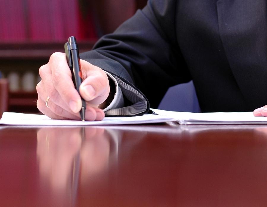 timeshare lawyer signing a timeshare contract