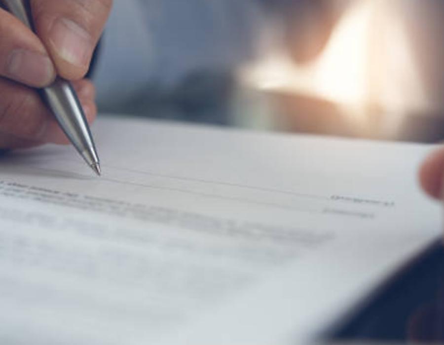 timeshare lawyer signing a timeshare contract