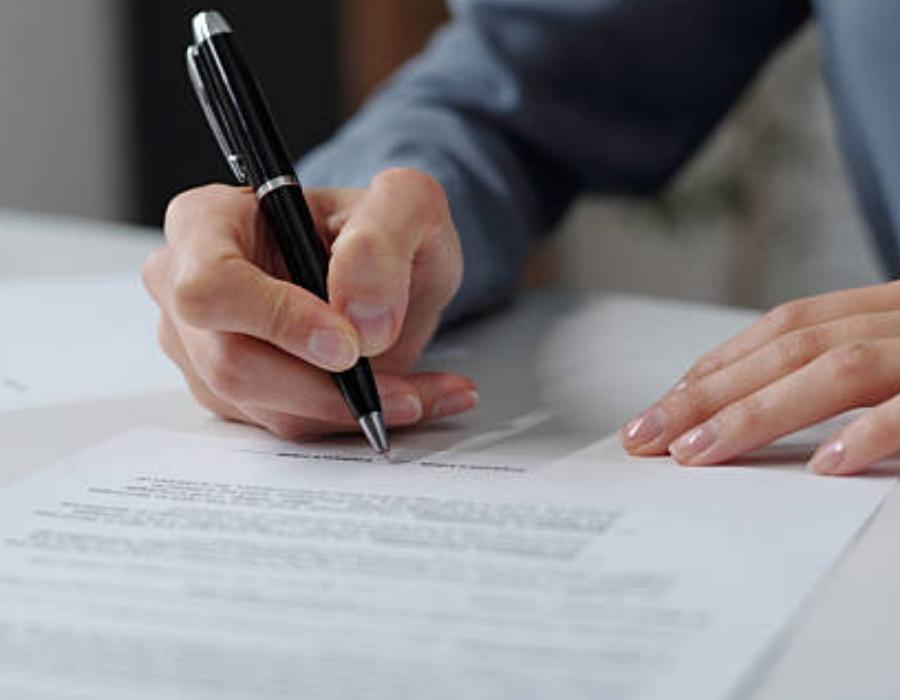 timeshare lawyer signing a timeshare contract