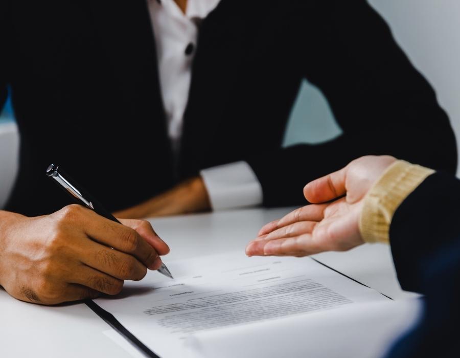timeshare lawyer signing a timeshare contract
