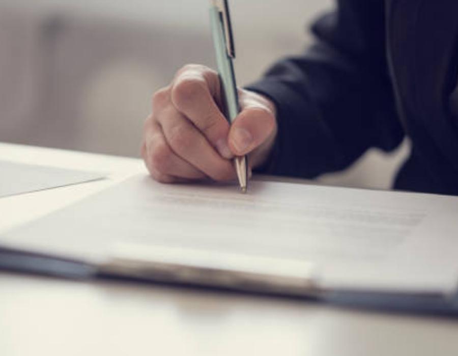 timeshare lawyer signing a timeshare contract