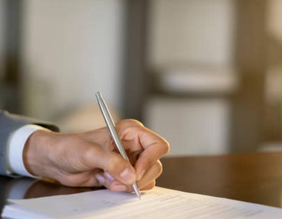 timeshare lawyer signing a timeshare contract