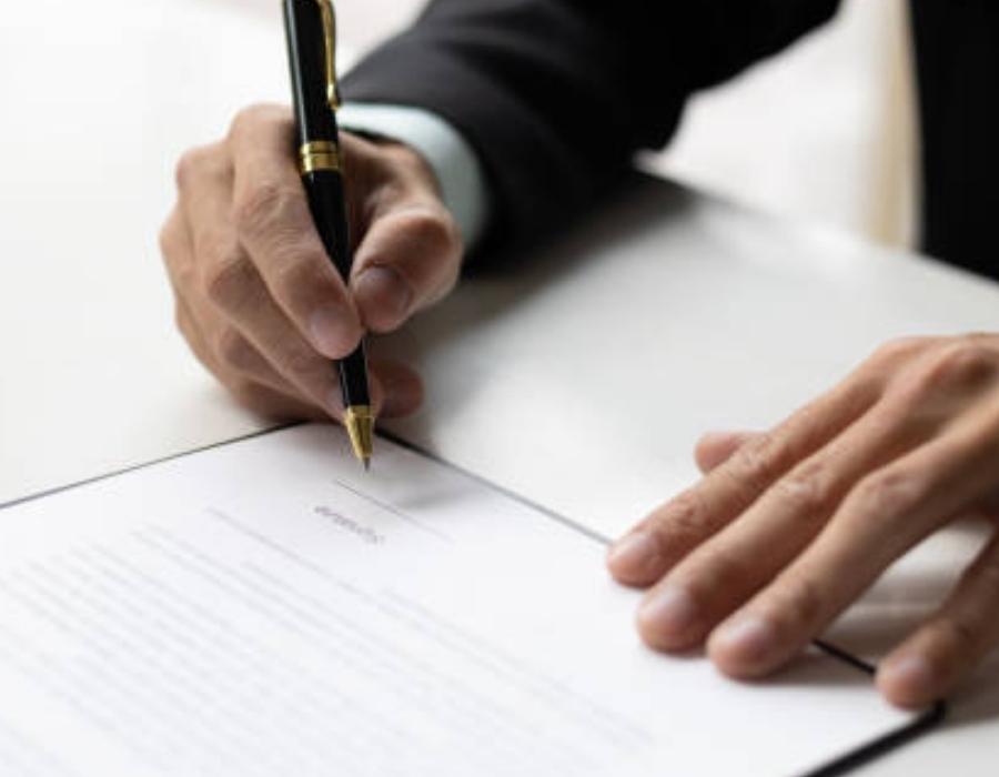 timeshare lawyer signing a timeshare contract