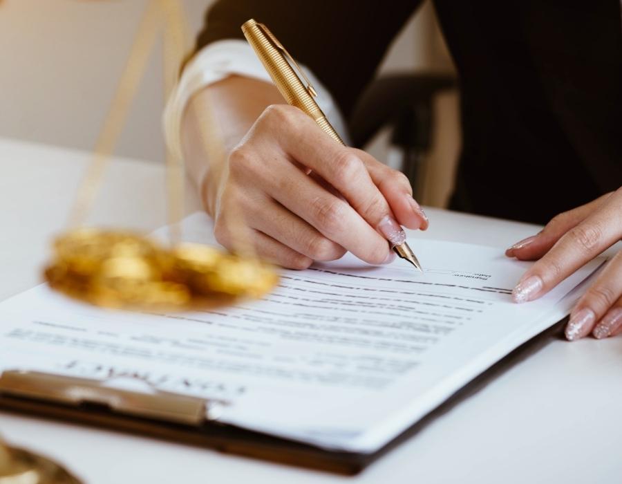 timeshare lawyer signing a timeshare contract