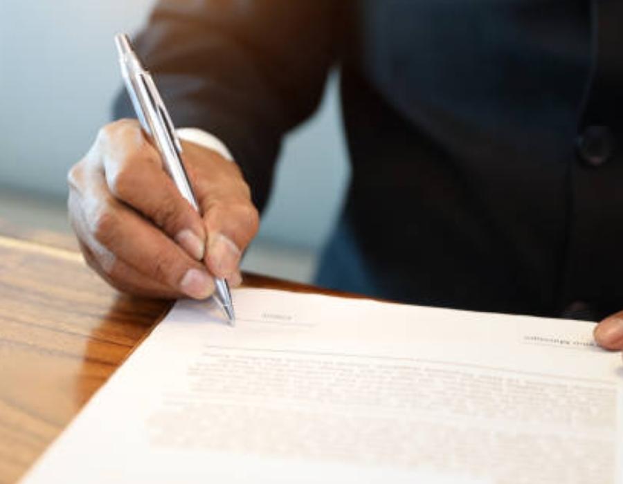 timeshare lawyer signing a timeshare contract