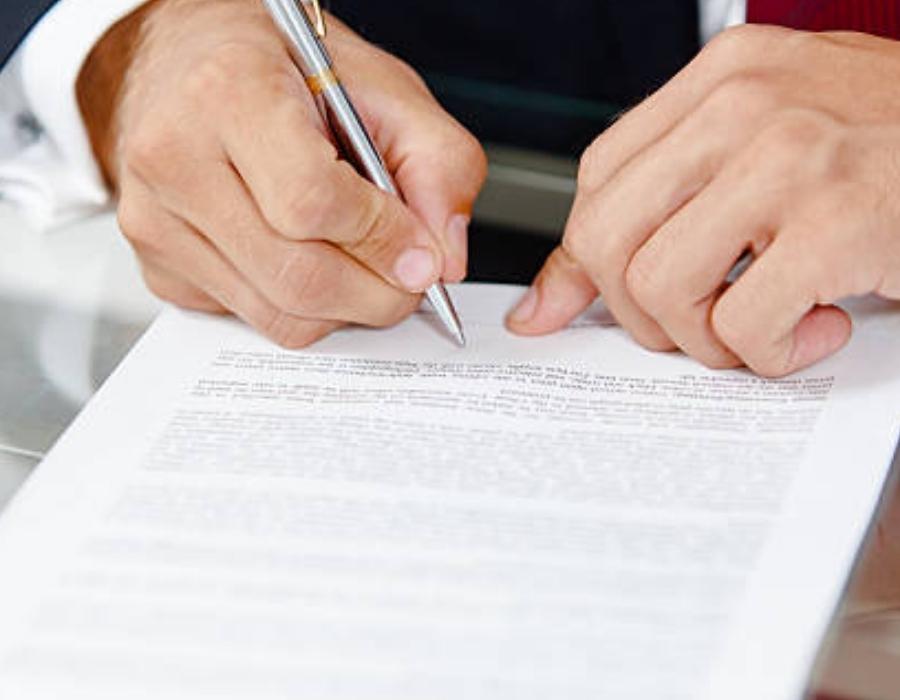 timeshare lawyer signing a timeshare contract