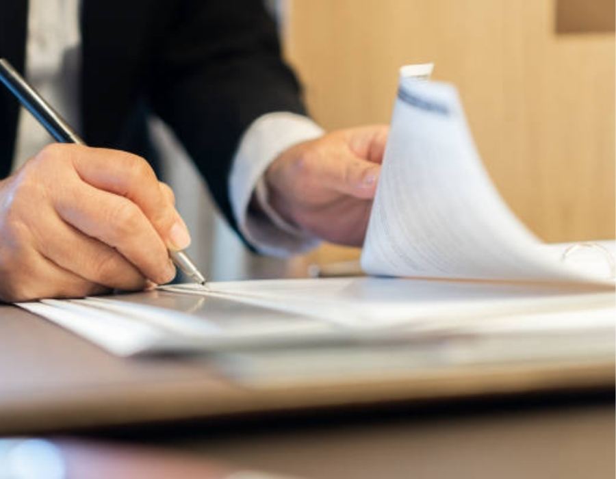 timeshare lawyer reviewing timeshare contract