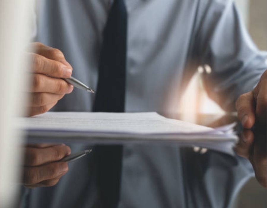 timeshare lawyer reviewing timeshare contract