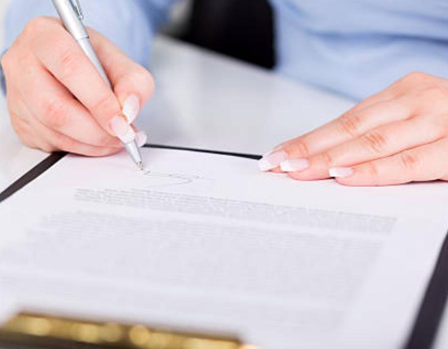 timeshare lawyer signing a timeshare contract