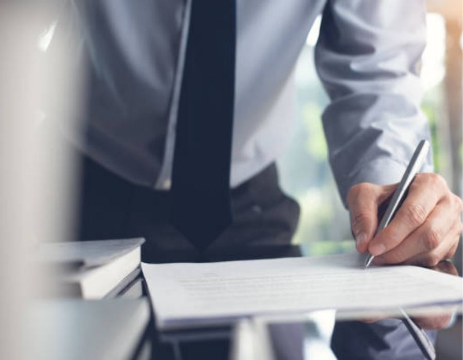 timeshare lawyer reviewing timeshare contract