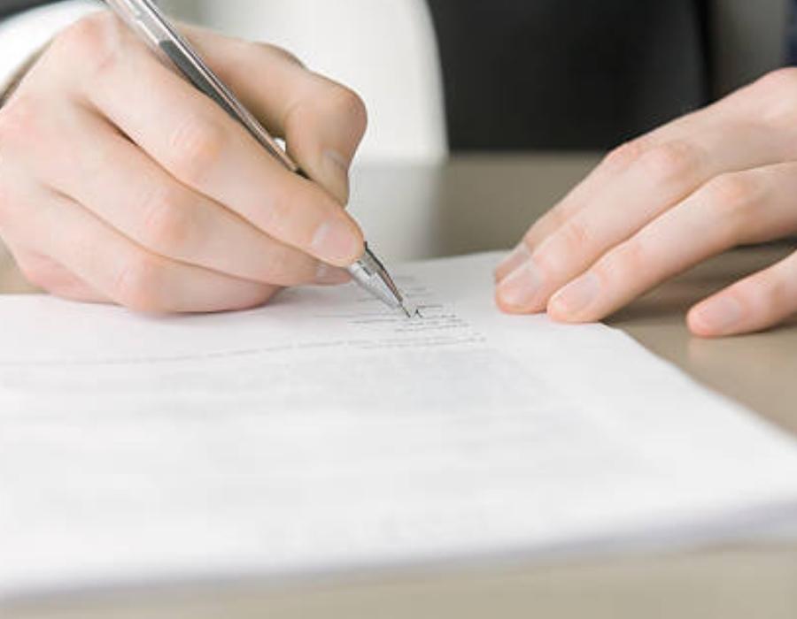 timeshare lawyer signing a timeshare contract