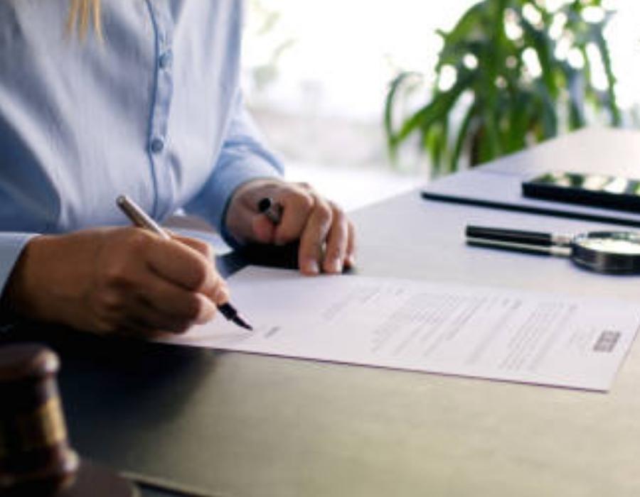 timeshare lawyer signing a timeshare contract