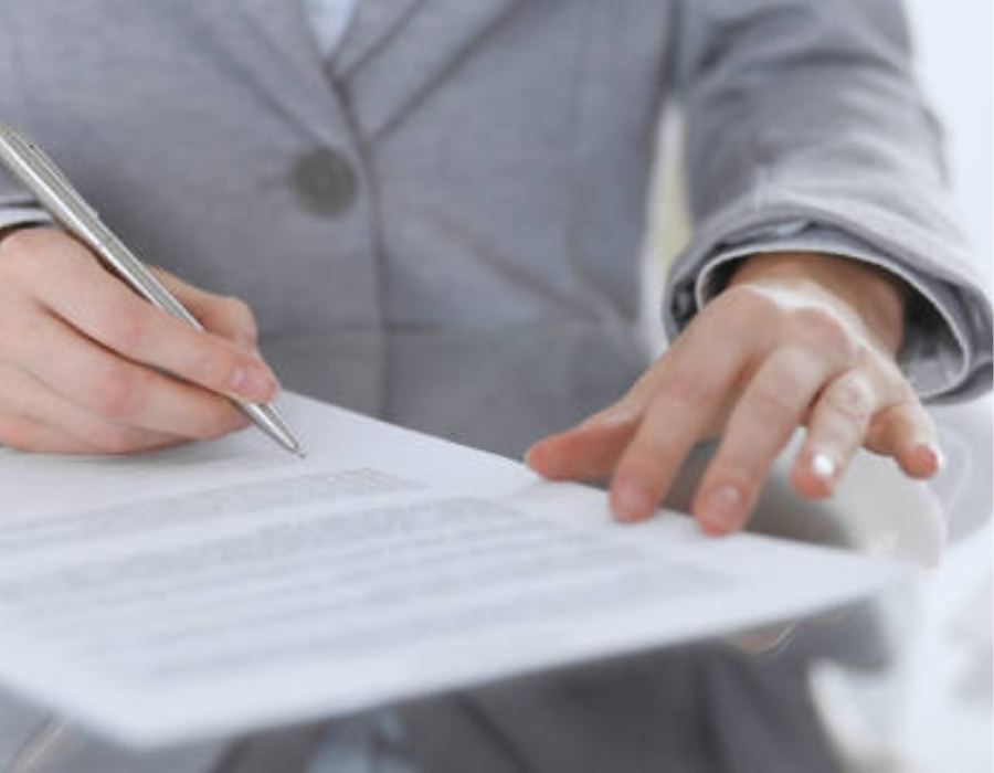 timeshare lawyer reviewing timeshare contract