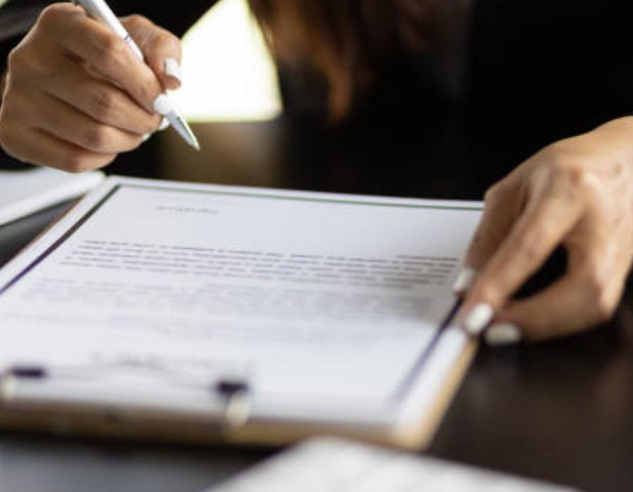 timeshare lawyer signing a timeshare contract