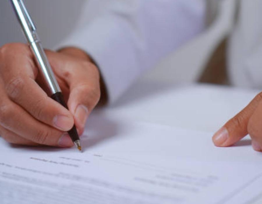 timeshare lawyer signing a timeshare contract